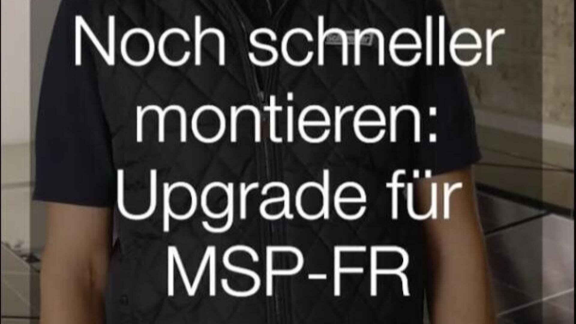 Eine Person mit einer schwarzen Steppweste steht in einer Küche. Der überlagerte weiße deutsche Text lautet: Noch schneller montieren: Upgrade für MSP-FR.