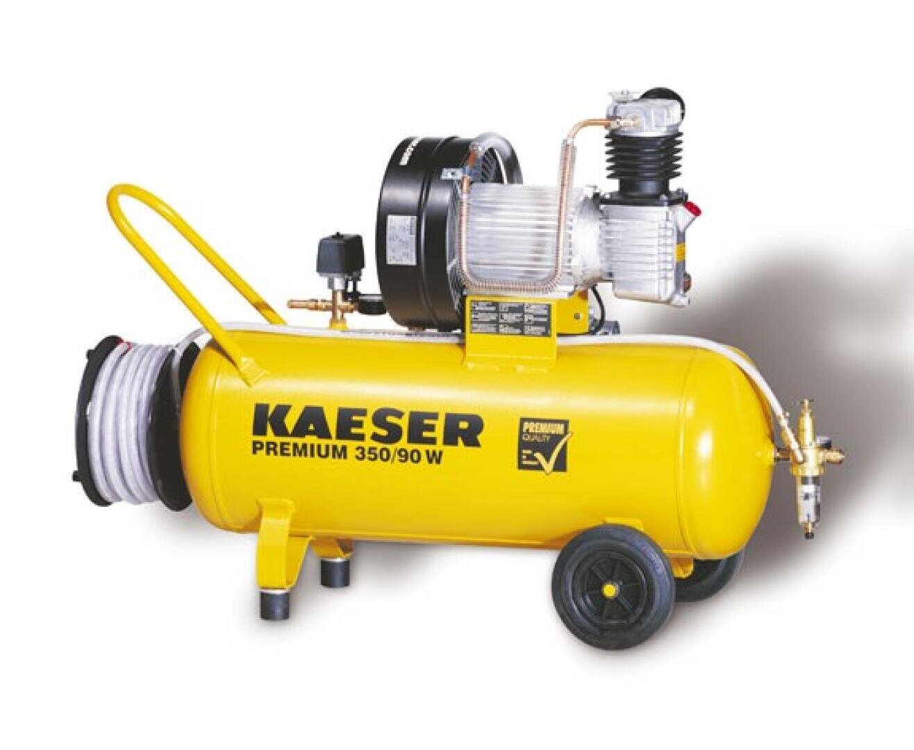 Ein gelber KAESER Premium 350/90 W Luftkompressor mit zylindrischem Tank, schwarzem Motor, Manometern und Schläuchen, der auf zwei Gummirädern und zwei Metallfüßen steht.