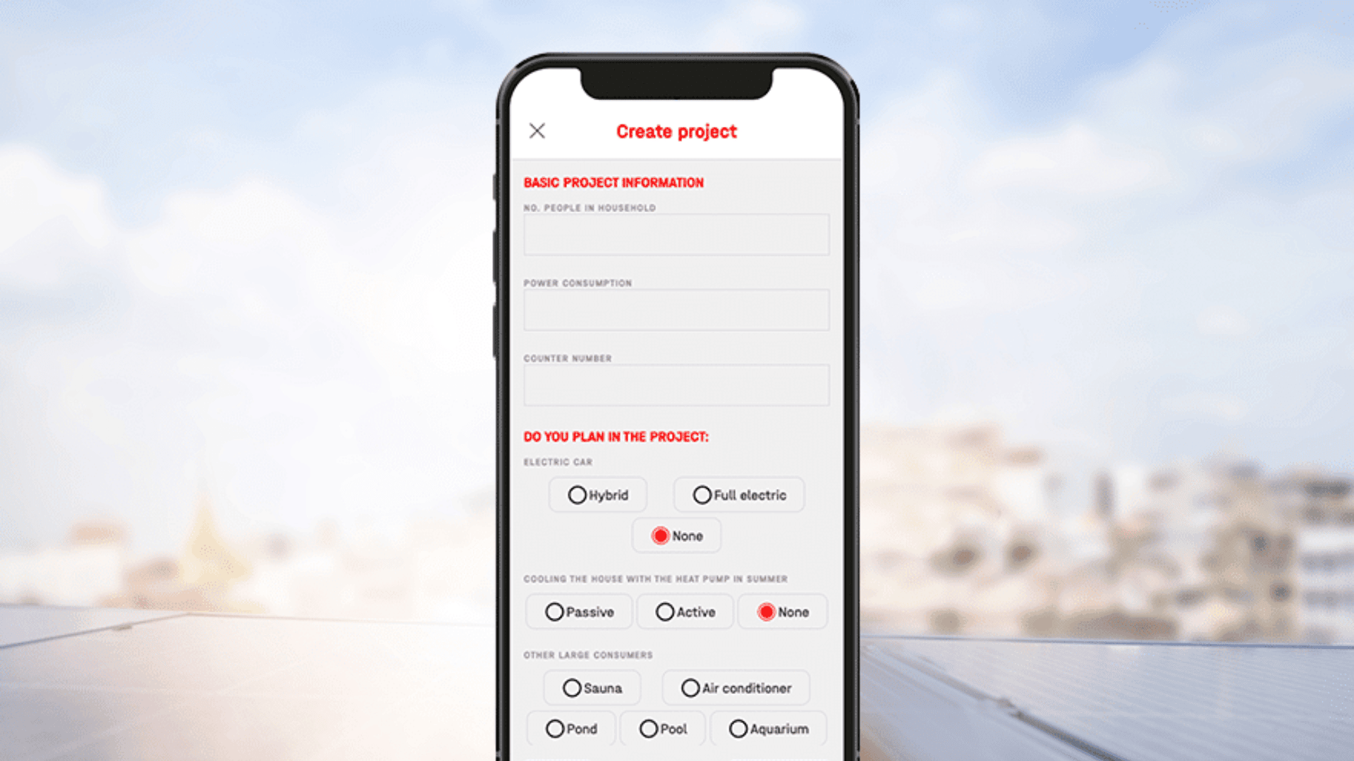 Ein Smartphone zeigt ein Formular zum Erstellen eines Projekts mit Feldern für Personenanzahl, Stromverbrauch sowie Optionen für Elektroautotyp, Kühlsystem und andere Großverbraucher an. Ausgewählte Optionen sind im Formular rot hervorgehoben.