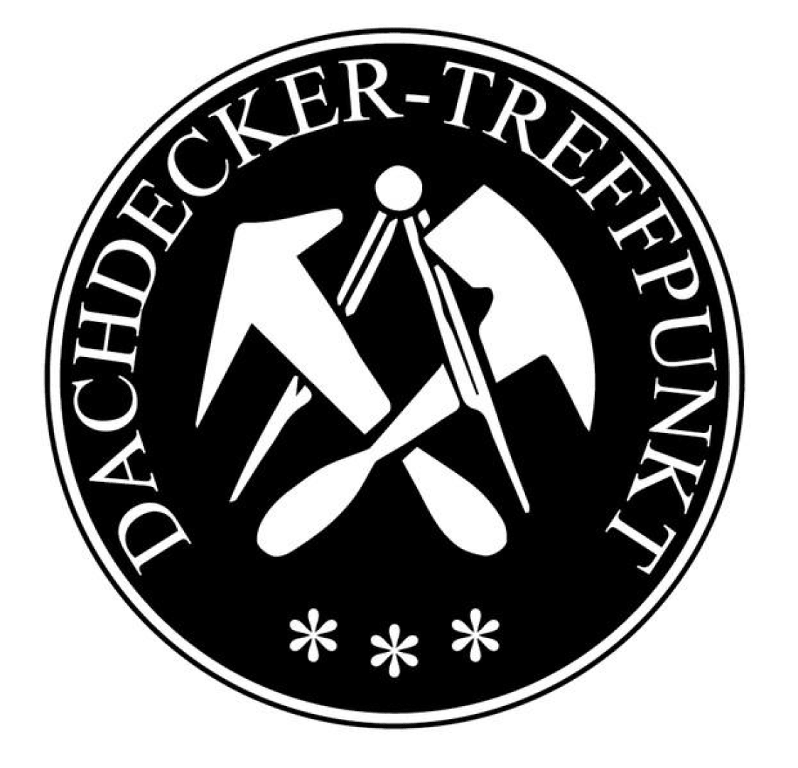 Ein kreisförmiges schwarz-weißes Logo mit dem Text DACHDECKER-TREFFPUNKT um Dachdeckerwerkzeuge – Hammer, Beil und Zirkel –, die in der Mitte gekreuzt sind, mit drei Sternen unten.