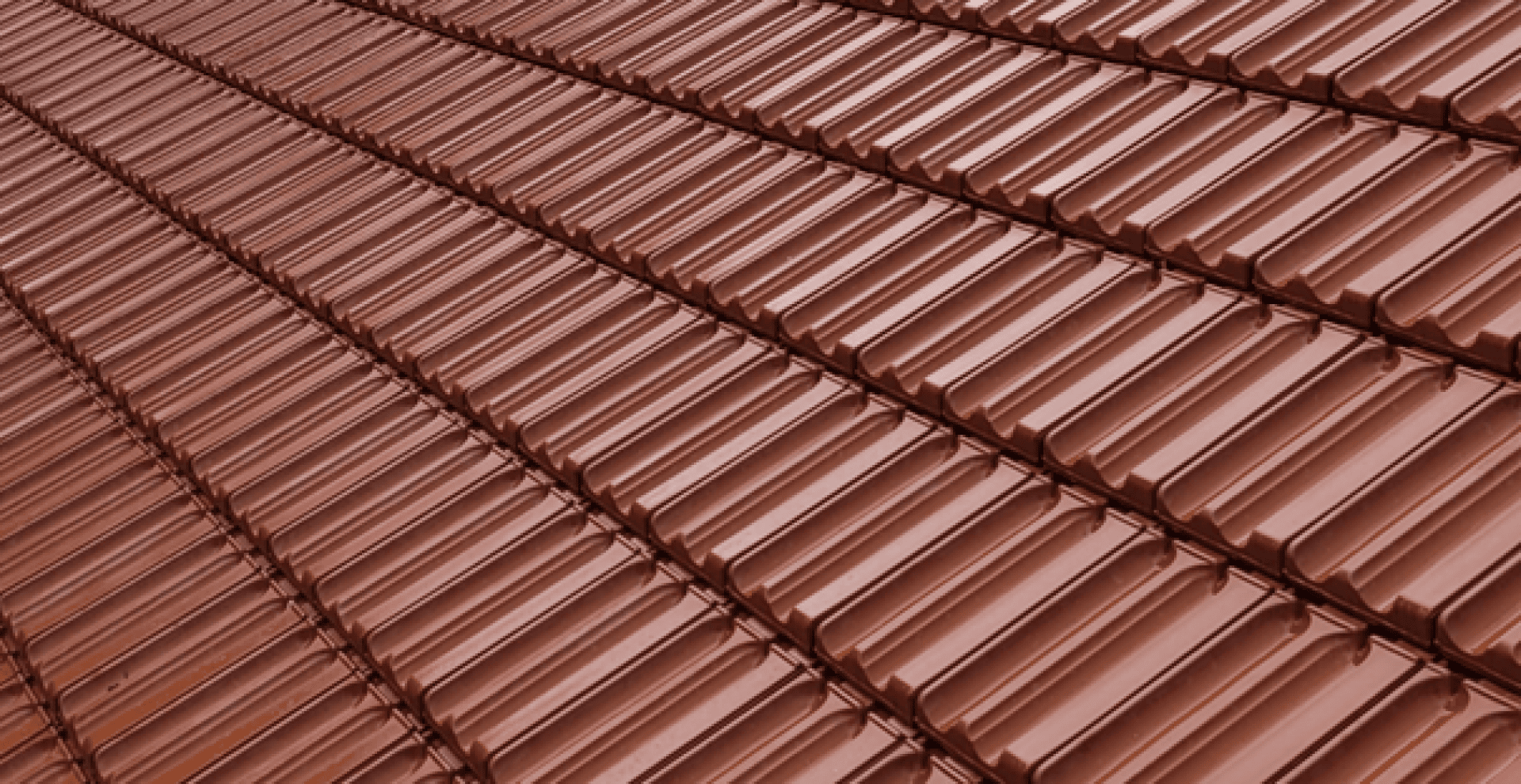 Reihen von glänzenden, rötlich-braunen Keramikdachziegeln sind sauber angeordnet und bilden ein einheitliches, sich wiederholendes Muster auf der Oberfläche.