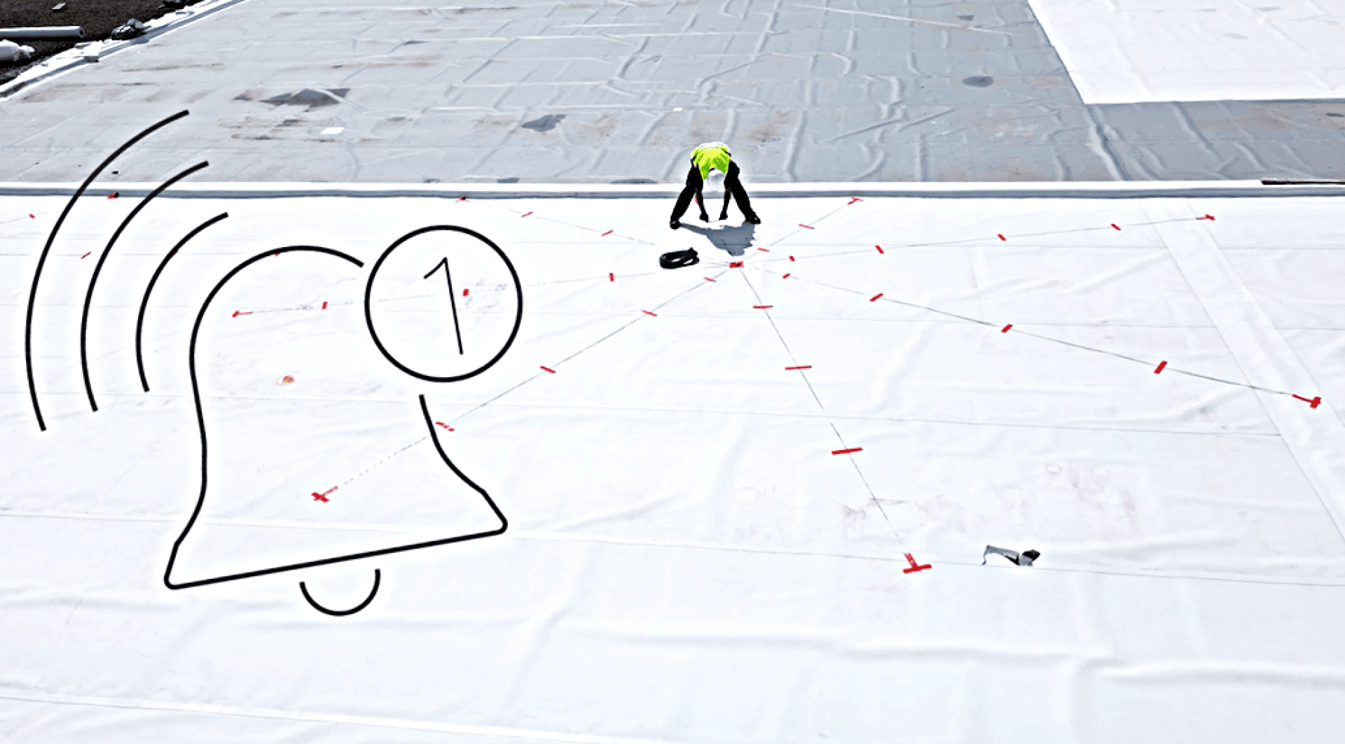 Ein Arbeiter in einer gelben Weste verlegt Material auf einem großen weißen Dach, das mit rotem Klebeband markiert ist. Auf der linken Seite des Bildes ist eine große, illustrierte Alarmglocke mit einer "1" eingeblendet.