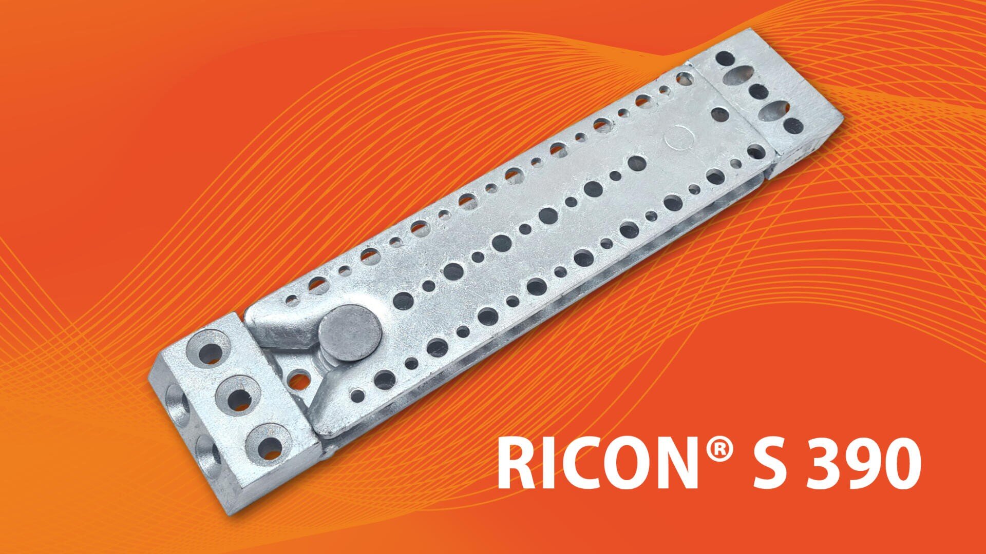 Eine metallische Anschlussplatte mit mehreren Löchern, beschriftet mit RICON® S 390, ist auf einem orangefarbenen Hintergrund mit wellenförmigem Linienmuster abgebildet.