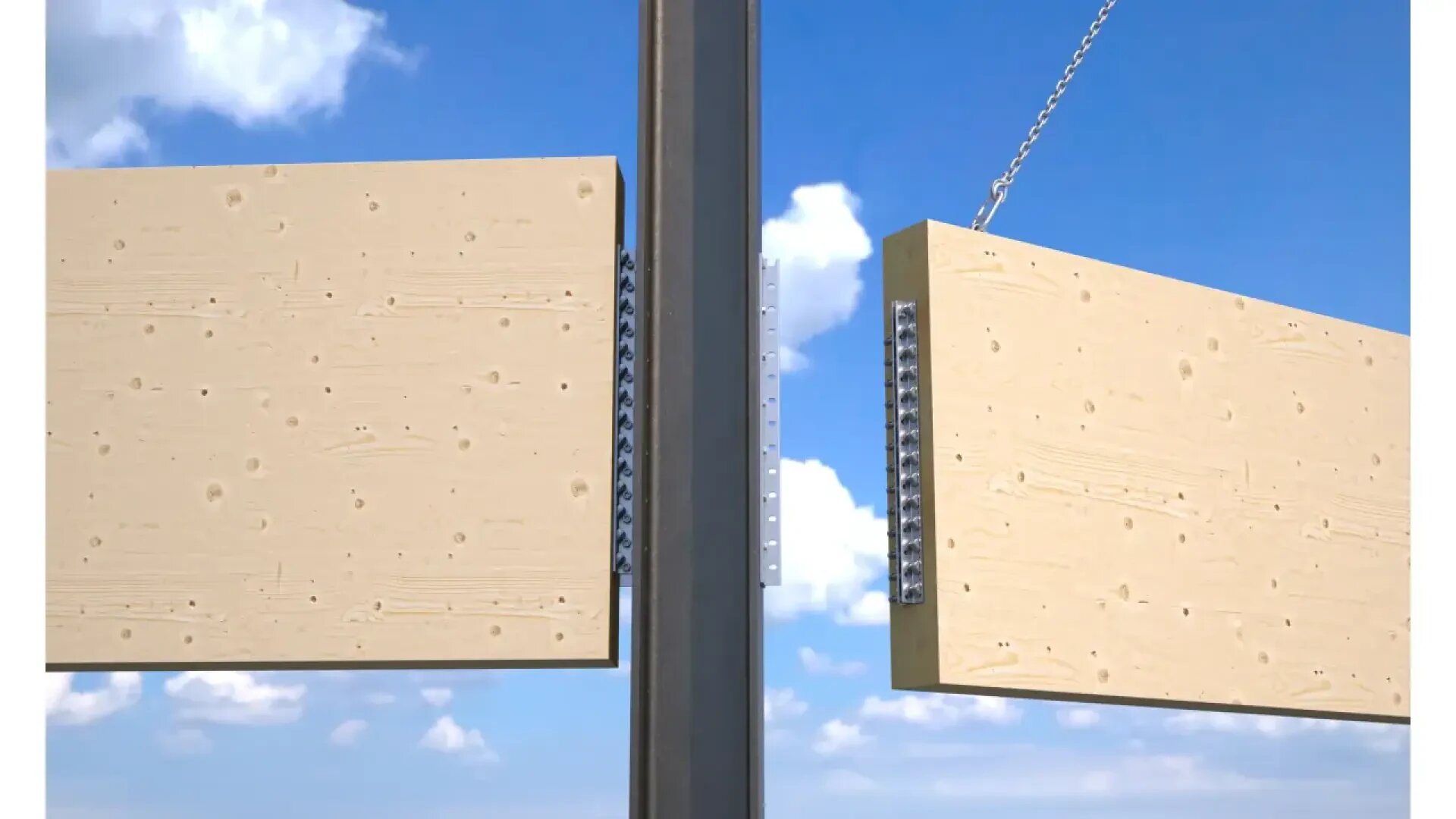 Zwei große Holzplatten hängen an Ketten neben einem Metallträger vor einem blauen Himmel mit vereinzelten Wolken. Die Platten scheinen Teil eines Konstruktions- oder Montageprozesses zu sein.