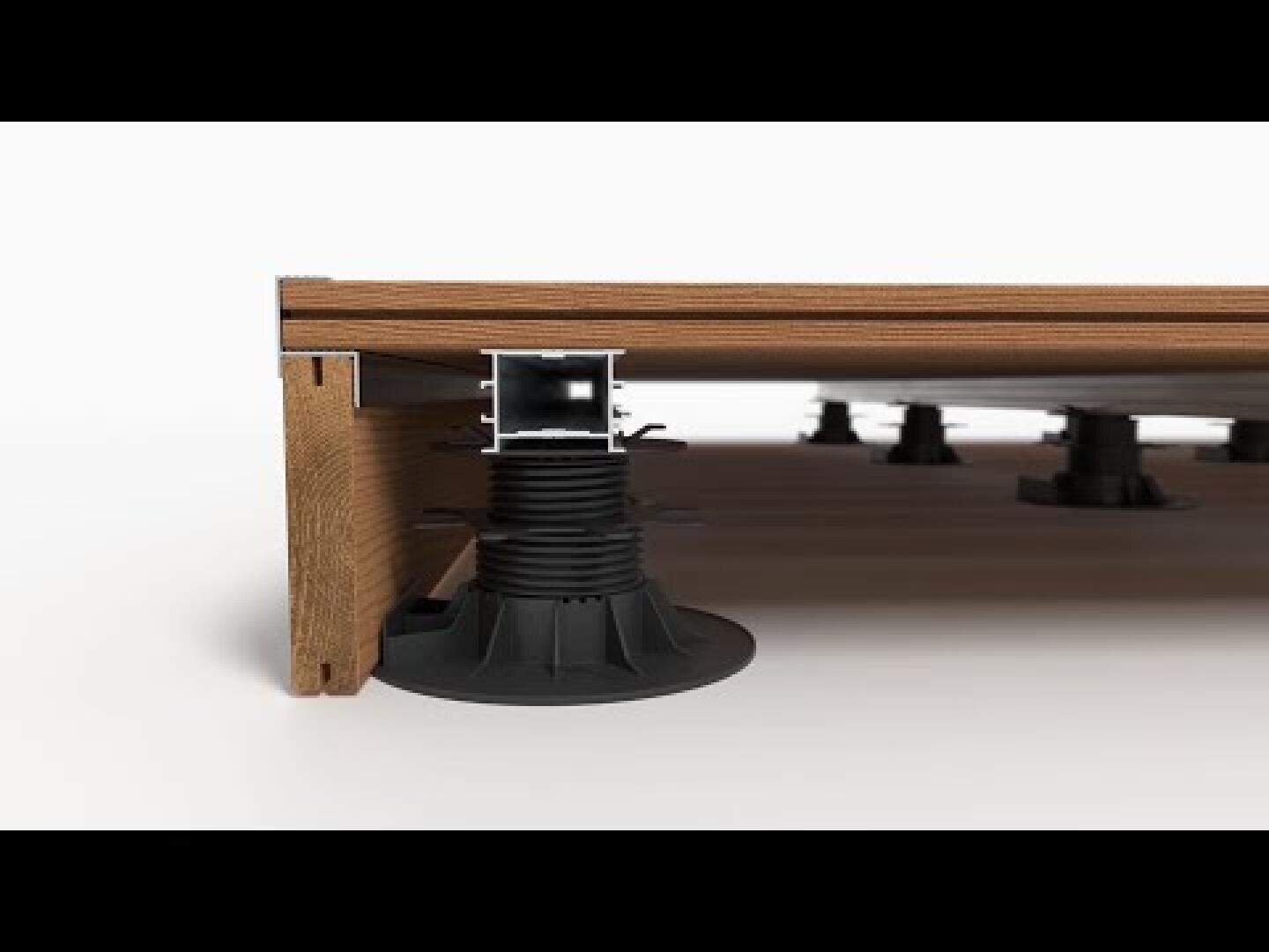 Seitliche Nahaufnahme eines erhöhten Holzdecks, das von verstellbaren schwarzen Kunststoffsockeln auf weißem Hintergrund getragen wird.