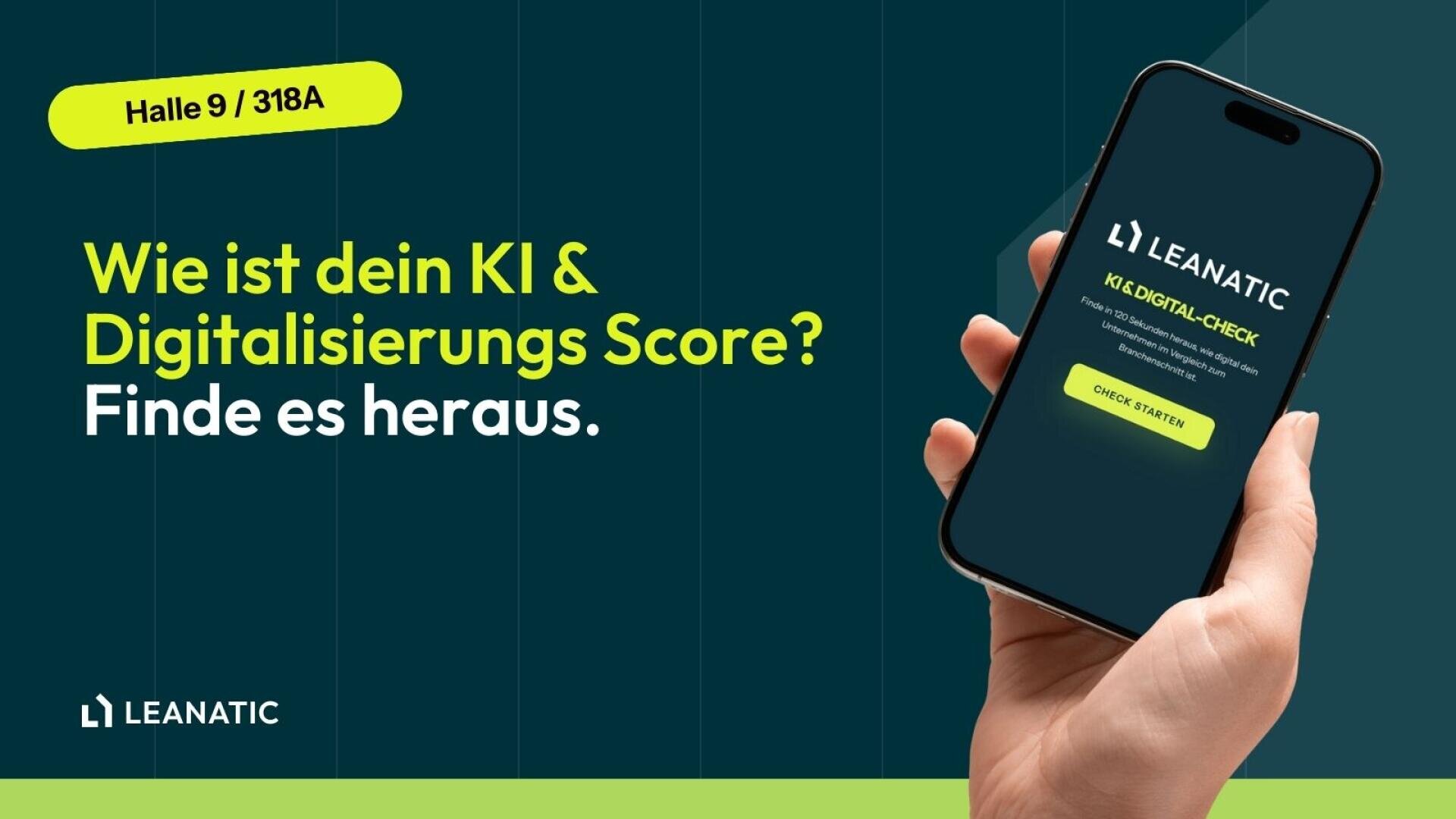 Eine Hand hält ein Smartphone, auf dem der Leanatic KI Digital-Check angezeigt wird. Der deutsche Text fragt: Wie ist dein KI & Digitalisierungs Score? Finde es heraus. Auf dem gelben Etikett steht Halle 9 / 318A. Das Leanatic-Logo erscheint am unteren Rand.