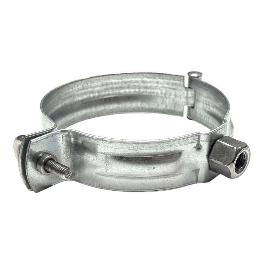 Eine Nahaufnahme einer Metallrohrschelle mit Schraube und Mutter zum Festziehen, dargestellt vor einem schlichten weißen Hintergrund.