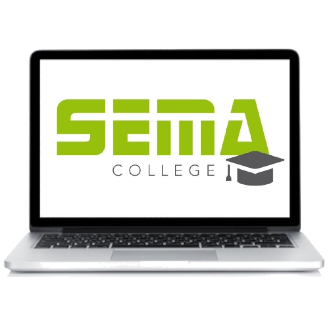 Ein Laptop mit dem grün-grauen Logo des SEMA College und einer Grafik mit einer Abschlusskappe unter dem Text auf dem Bildschirm.