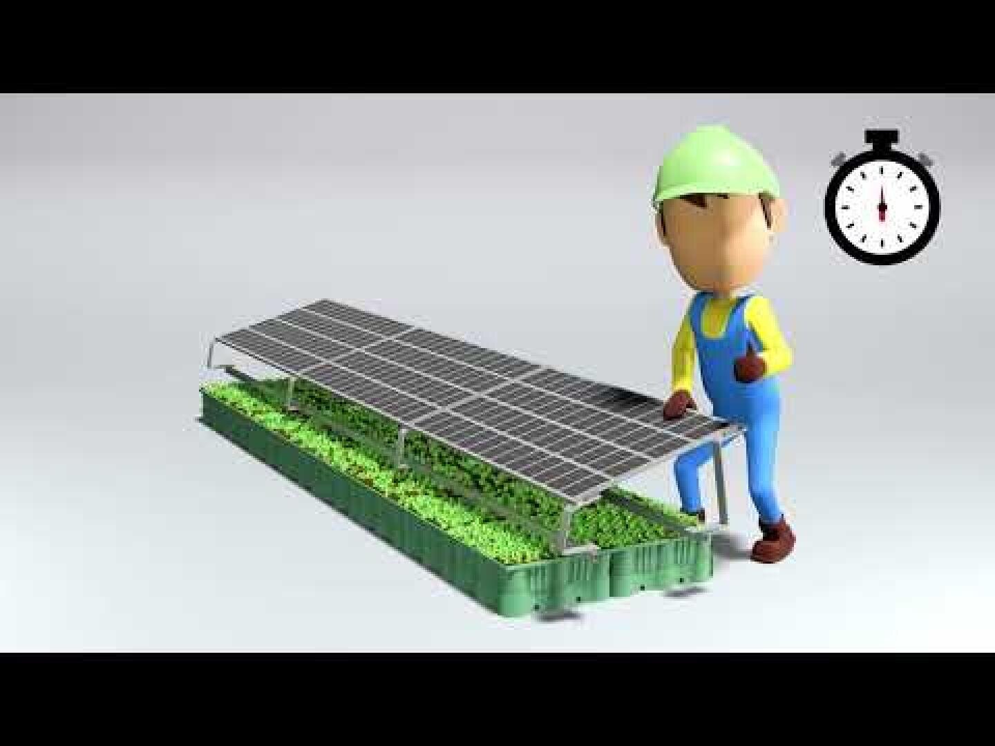 Eine Cartoon-Figur mit grünem Helm und Latzhose steht neben Sonnenkollektoren, die über Reihen von grünen Pflanzen installiert sind. In der oberen rechten Ecke ist ein Stoppuhrsymbol zu sehen.