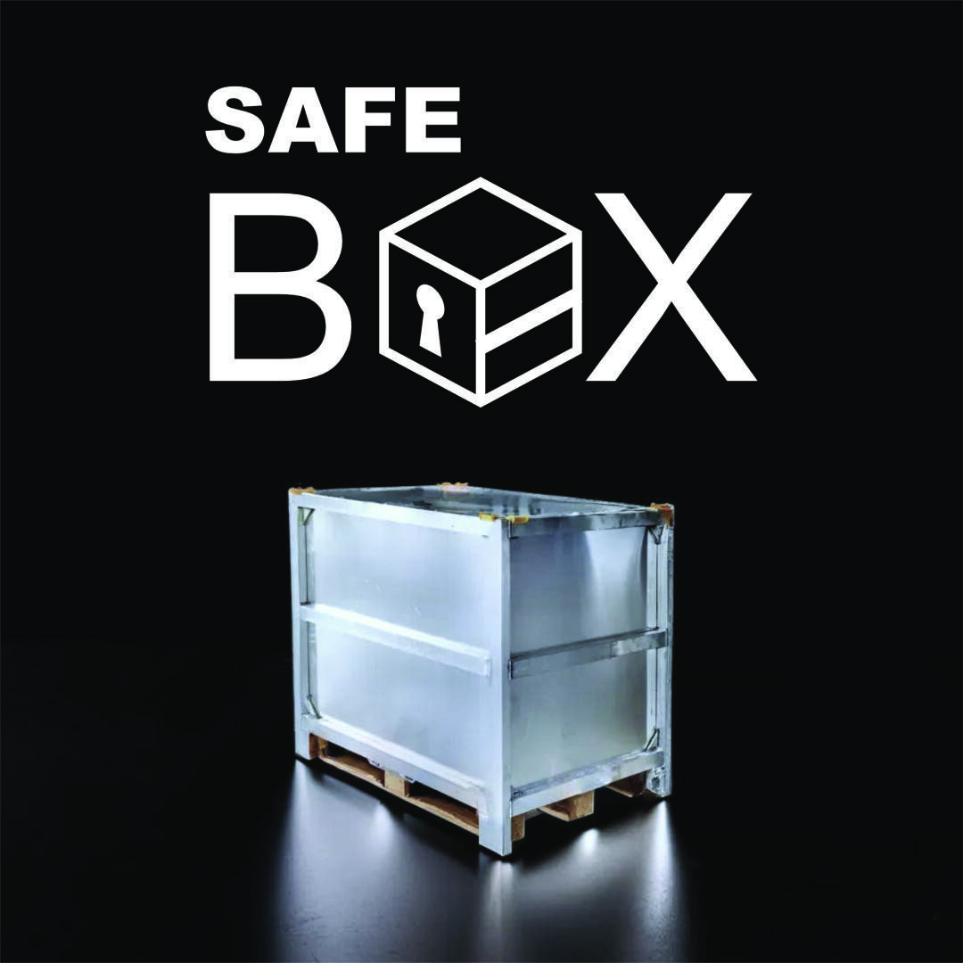 Eine große metallene Aufbewahrungsbox steht auf einer Holzpalette vor einem schwarzen Hintergrund. Darüber steht der Schriftzug SAFE BOX, wobei das O durch ein Würfelsymbol mit Schlüsselloch ersetzt ist.