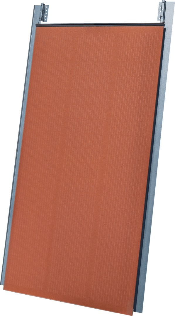 Ein einzelnes rechteckiges orangefarbenes Solarpanel mit dünnen vertikalen Linien, montiert in einem silbernen Metallrahmen, in einem Winkel auf einem weißen Hintergrund.