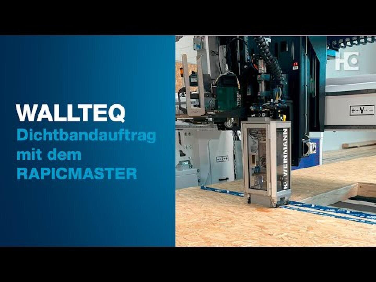 Eine mit dem RAPICMASTER ausgerüstete WALLTEQ-Maschine bringt Dichtband auf eine Holzplatte auf; auf der linken Seite steht Dichtbandauftrag mit dem RAPICMASTER.