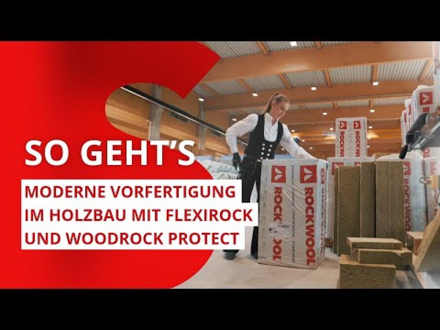 Eine Person in Arbeitskleidung begutachtet in einem Holzbaulager Dämmstoffe mit der Aufschrift ROCKWOOL. Der deutsche Text auf der linken Seite lautet: SO GEHTS: Moderne Vorfertigung im Holzbau mit Flexirock und Woodrock Protect.