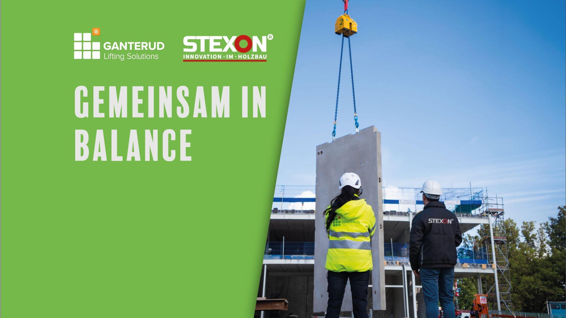 Zwei Arbeiter in Schutzkleidung beobachten, wie eine Betonplatte von einem Kran auf einer Baustelle angehoben wird. Auf dem grünen Banner steht "GEMEINSAM IN BALANCE" mit den Logos von Ganterud und STEXON.