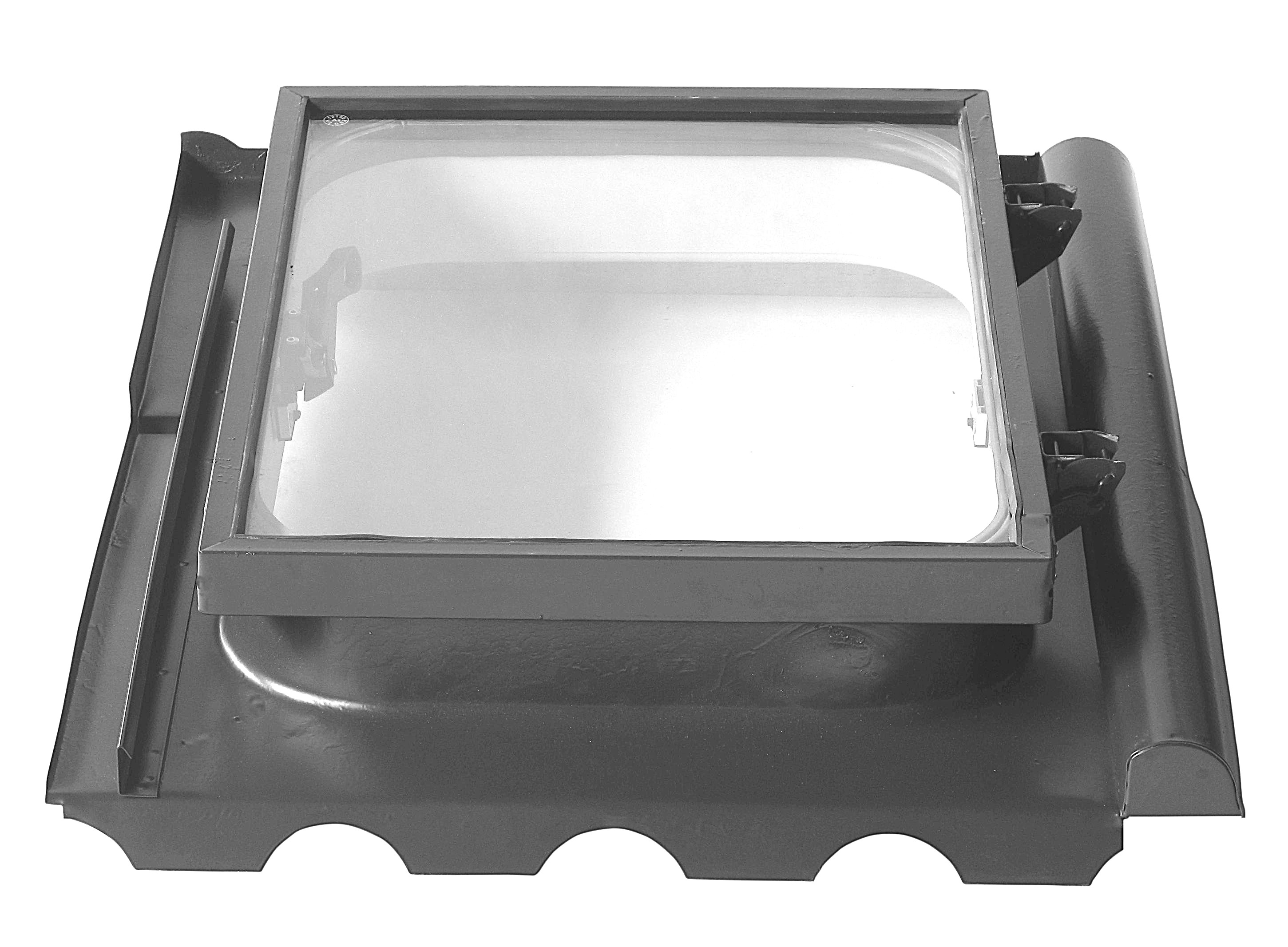 Ein rechteckiges Dachfenster mit einer aufklappbaren Glasscheibe in einem Metallrahmen, das für den Einbau auf einem Metalldach mit abgerundeten Ziegelprofilen vorgesehen ist.