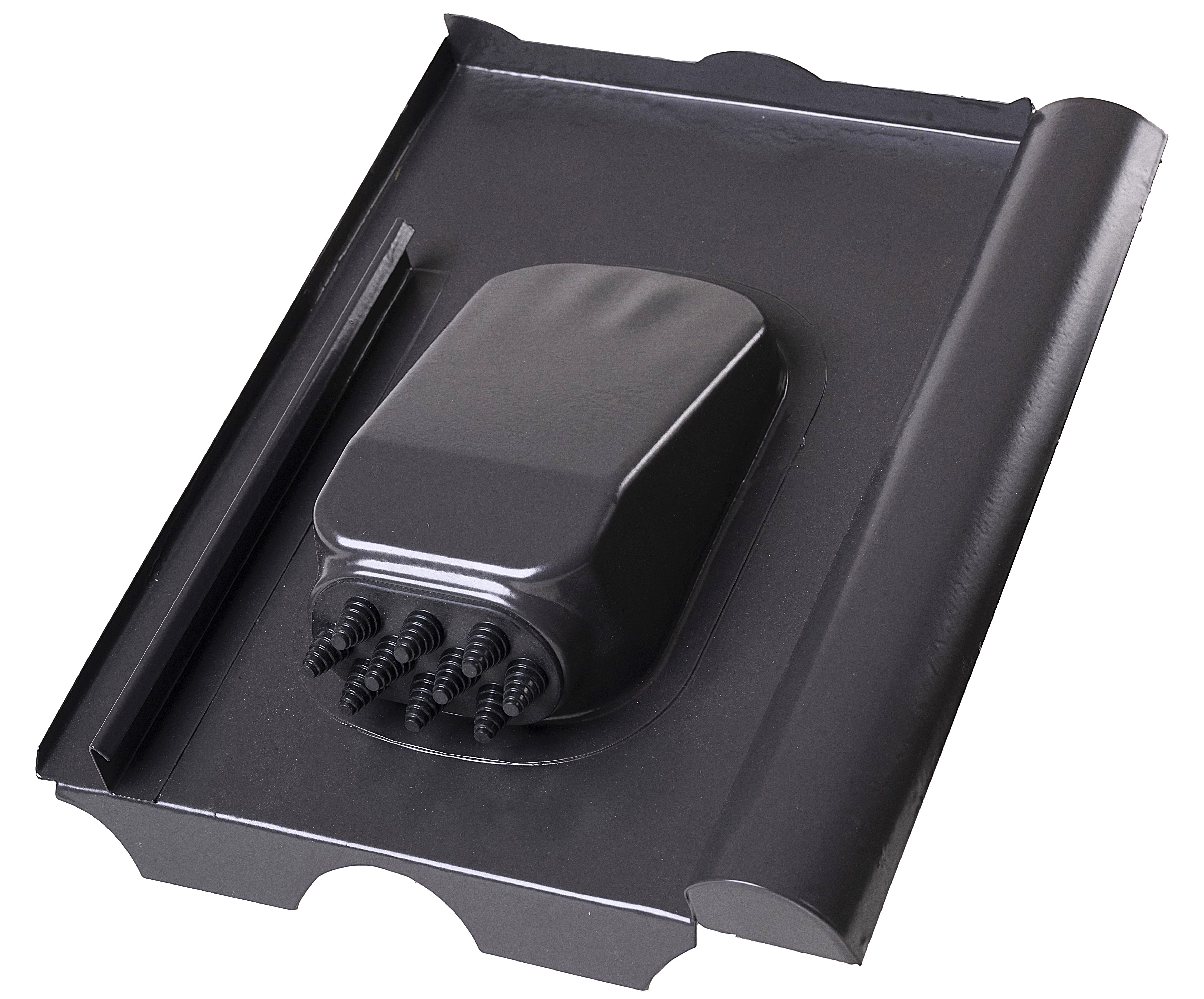 Ein schwarzer Dachziegel mit integrierter Anschlussdose und vier Kabelverschraubungen, der für eine saubere Kabeleinführung durch das Dach konzipiert ist.