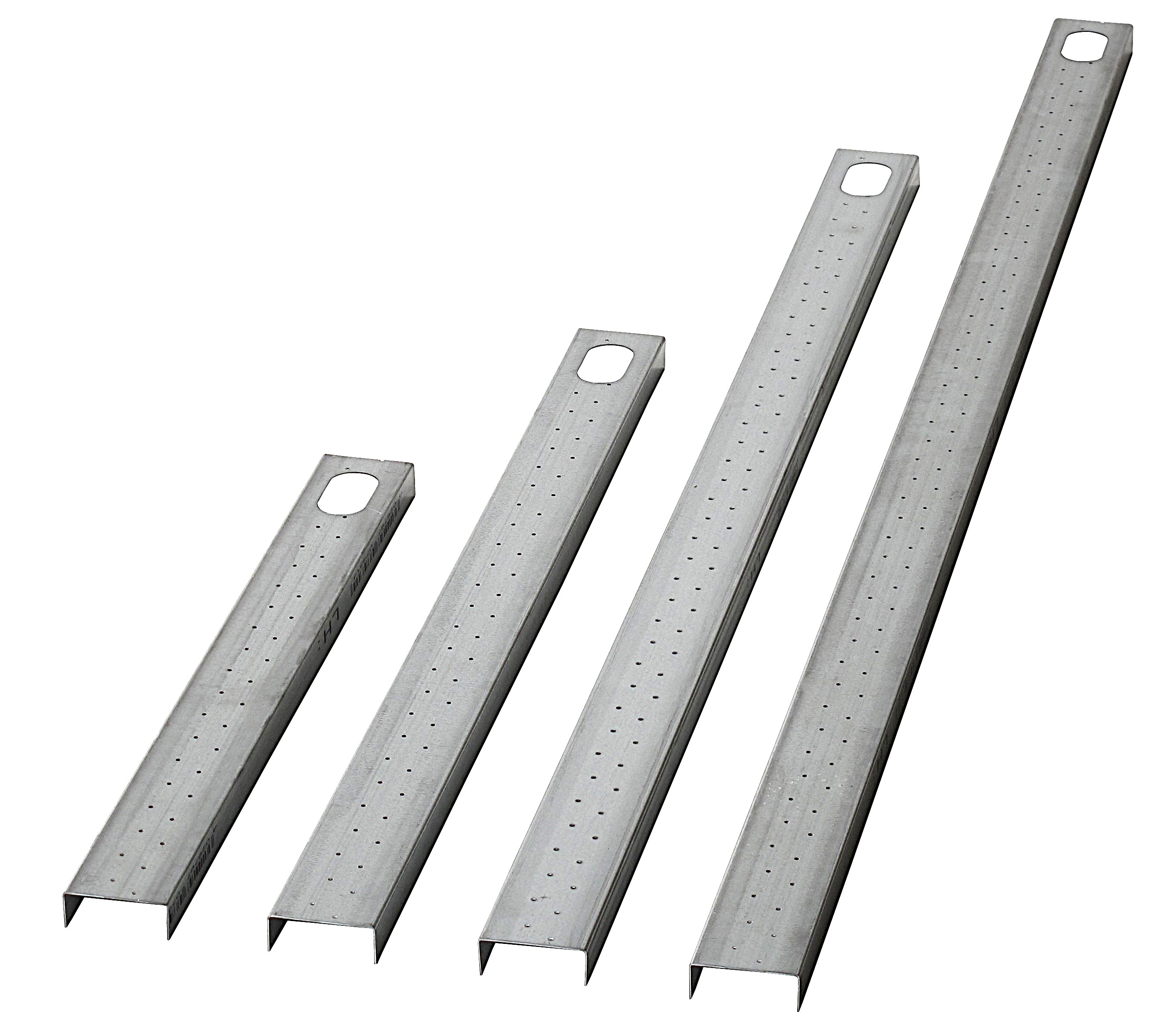 Vier metallene U-förmige Stahlkanäle unterschiedlicher Länge, jeweils mit einem rechteckigen Loch in der Nähe eines Endes, die parallel auf einem weißen Hintergrund angeordnet sind.