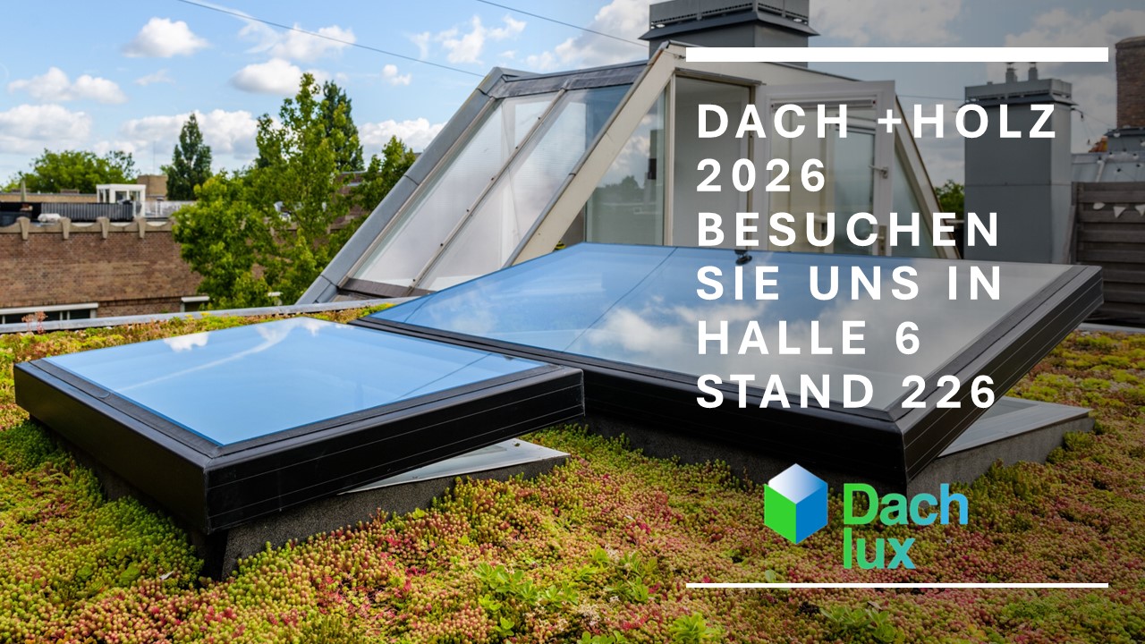Zwei große Glasoberlichter auf einem begrünten Dach mit Pflanzen, im Hintergrund moderne Stadtgebäude. Text lädt ein zur Dach + Holz 2026, Halle 6, Stand 226, mit dem Dachlux-Logo in der rechten unteren Ecke.