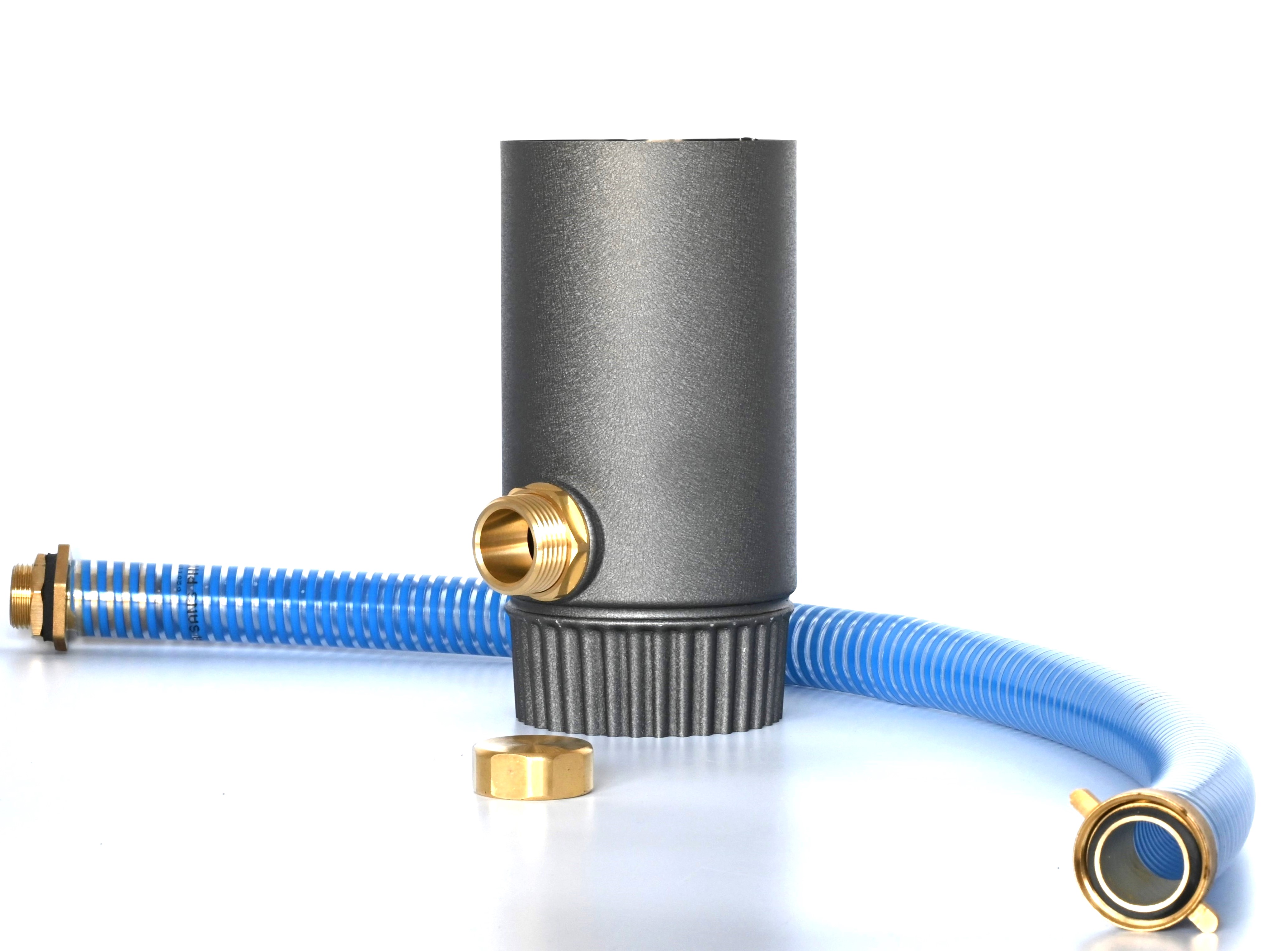 Ein zylindrisches Metallrohr mit einem seitlichen Gewindeanschluss ist mit einem flexiblen blauen Schlauch verbunden, um den herum Messingverbinder und -kappen angebracht sind, alles auf weißem Hintergrund.