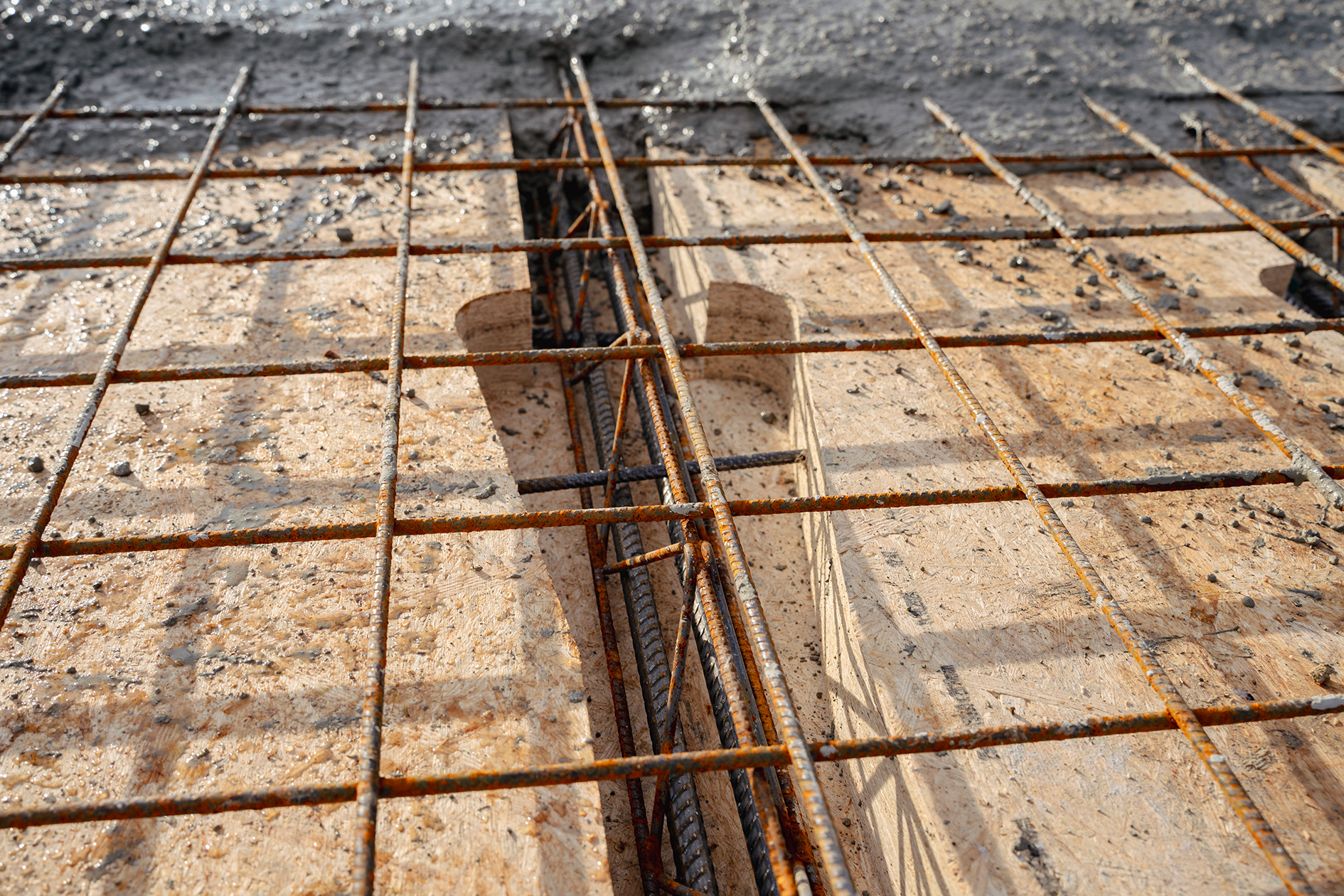 Ressourcenschonend: Holzbauelemente und Beton verschmelzen raffiniert miteinander, da vergleichsweise wenig Beton gebraucht und ausschließlich Durchforstungsholz aus nachhaltiger Waldwirtschaft eingesetzt wird.