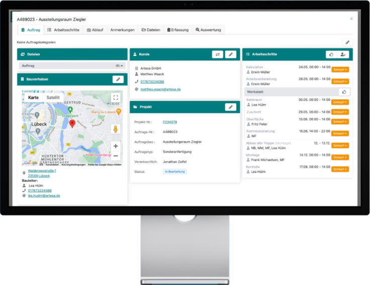 Ein Computermonitor zeigt ein Projektmanagement-Dashboard mit Karte, Kunden-, Projekt-, Datei- und Arbeitsplandetails in deutscher Sprache, einschließlich Namen, Daten und Standorten für ein Projekt in Lübeck.