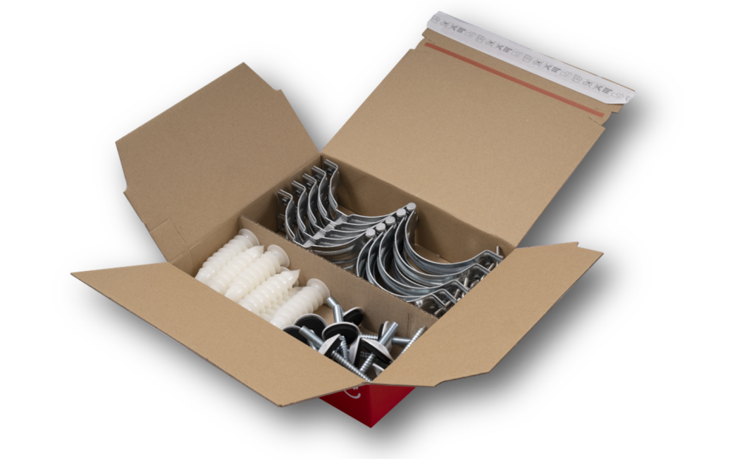 Eine offene Pappschachtel mit Metallbügeln, Kunststoffdübeln und Schrauben, die in verschiedenen Abschnitten geordnet sind.