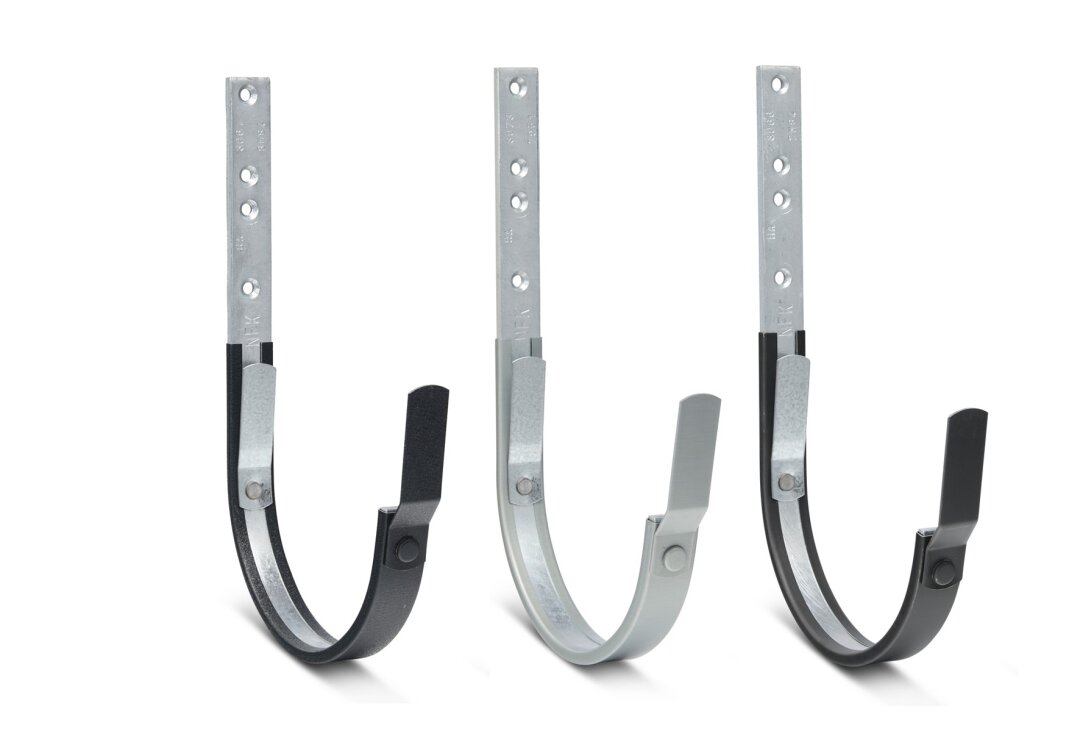 Drei Wandhaken aus Metall mit langen vertikalen Platten und gebogenen Stützen sind nebeneinander ausgestellt, jeder in einer anderen Ausführung: schwarz, silber und dunkelgrau, vor einem weißen Hintergrund.