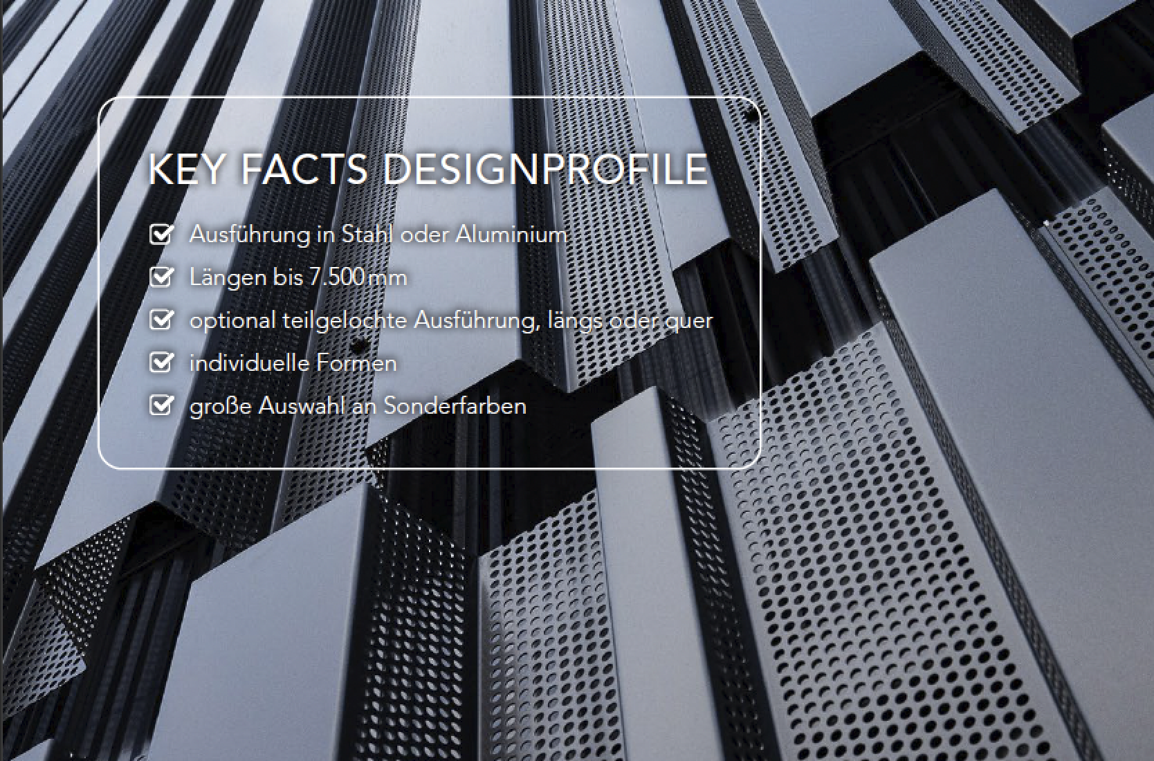 Nahaufnahme von modernen Lochblechtafeln aus Stahl und Aluminium, mit den wichtigsten Fakten zu den Designprofilen in deutschem Text, der über dem Bild in einem transparenten Kasten mit Häkchen angezeigt wird.