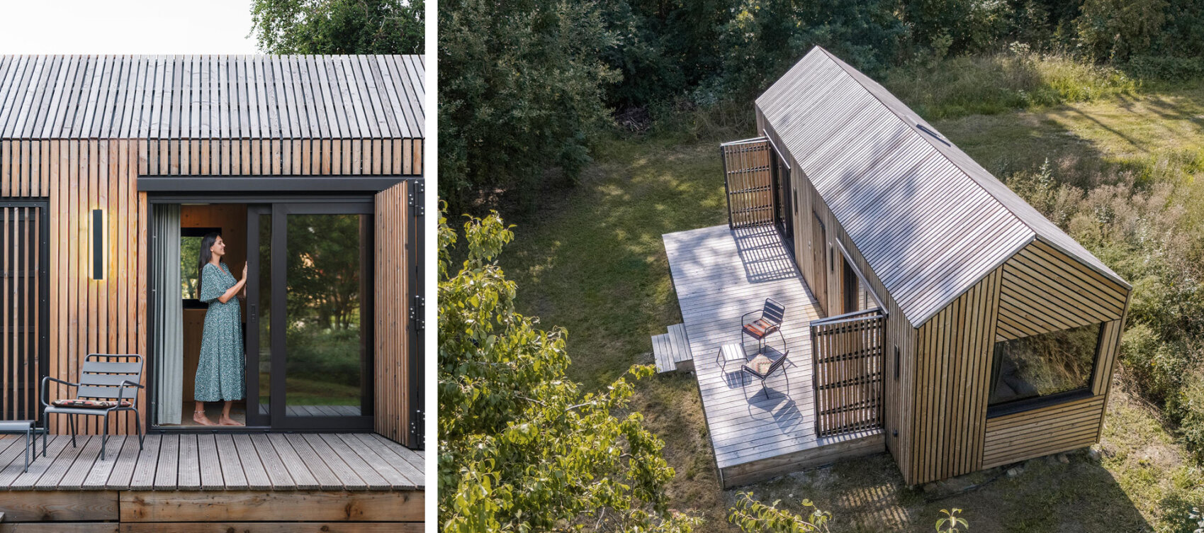 Links: Eine Frau in einem langen Kleid steht an der offenen Schiebetür einer modernen Holzhütte. Rechts: Luftaufnahme derselben Hütte mit Lattenverkleidung, Terrasse und Sitzgelegenheiten im Freien, umgeben von Gras und Bäumen.