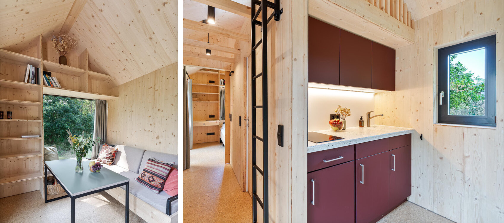 Geteiltes Bild eines gemütlichen kleinen Hauses: links ein Wohnbereich mit Sofa, Tisch, Bücherregalen und einem Fenster; rechts eine kompakte Küche mit weinroten Schränken, Spüle und einem kleinen Fenster, alles mit hellen Holzwänden.
