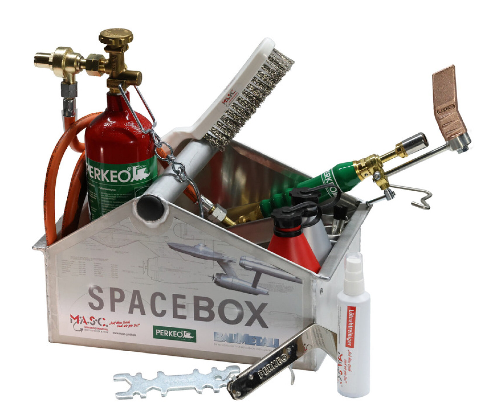 Eine Metallbox mit der Aufschrift SPACEBOX enthält verschiedene Werkzeuge und Zubehörteile, darunter eine rote Gasflasche, eine Drahtbürste, Metallrohre, Flaschen, einen Brenner, einen Schraubenschlüssel und andere Klempner- oder Lötgeräte.